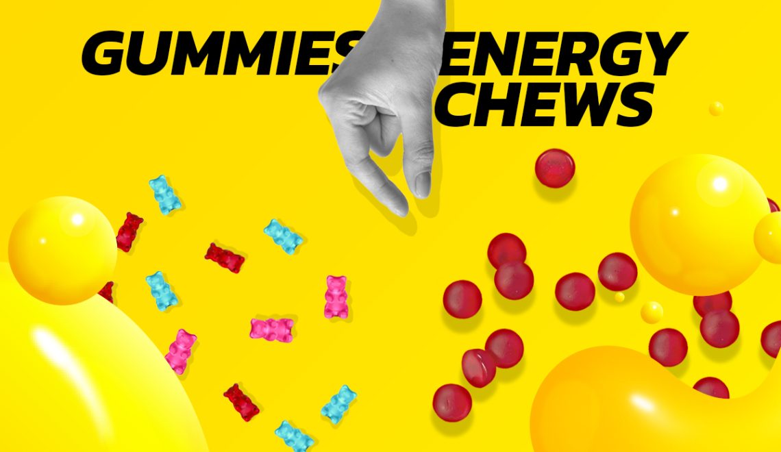 มือคนกำลังเลือกหยิบ เยลลี่หมี และ ขนมเยลลี่ Honey Stinger Energy Chews